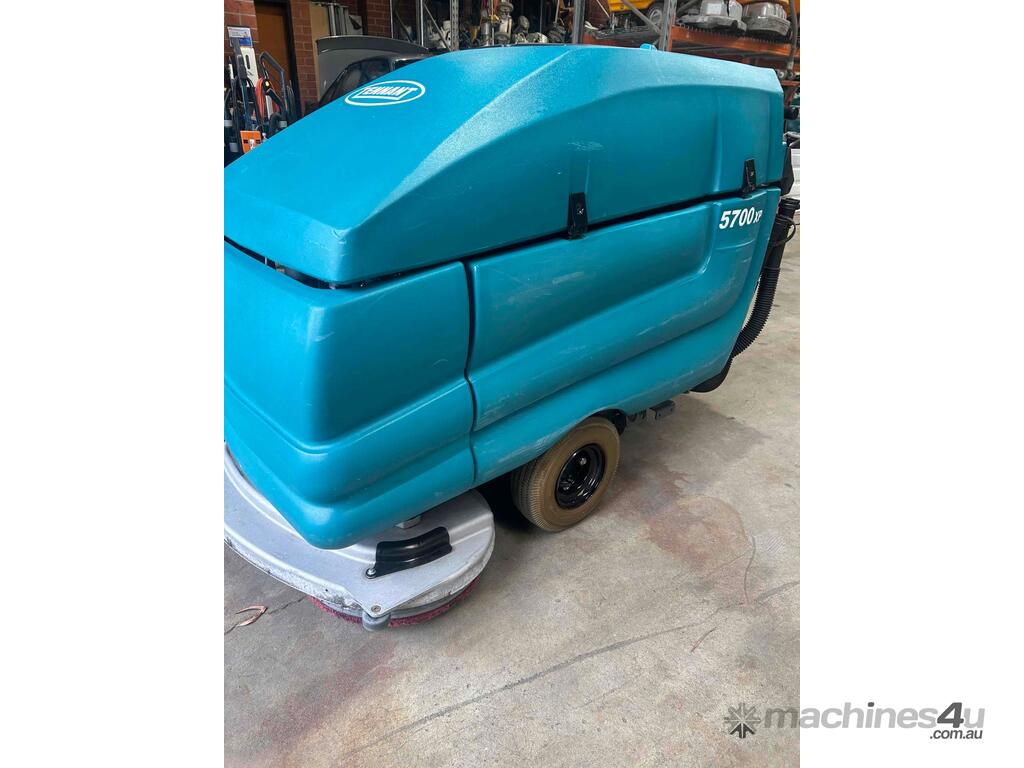 Tennant 5700 auto scrubber 32" (1 day rental)