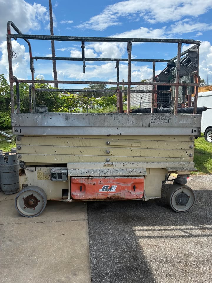 JLG 32' Scissor lift